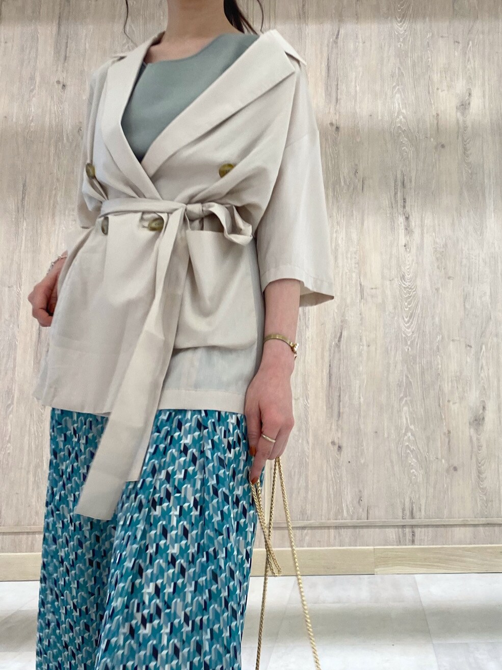 ホワイト系のキャミソール、ベージュ系のテーラードジャケット、ベージュ系のサンダルを着用したレディースの春コーディネートの4枚目の写真