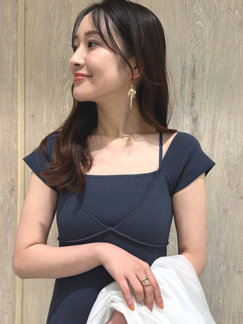 ブラウン系のサンダル、グレー系のワンピース、ホワイト系のシャツ/ブラウスを着用したレディースの夏コーディネートの8枚目の写真