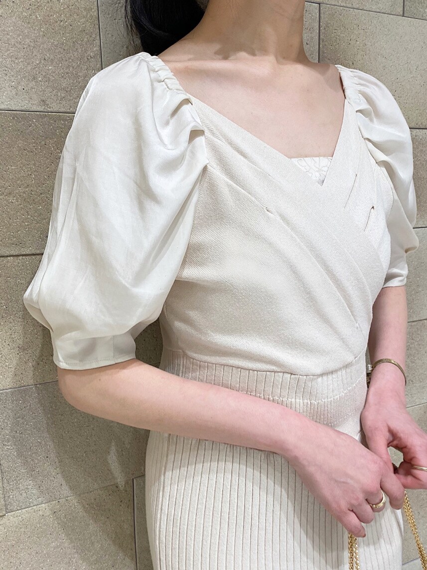 ホワイト系のTシャツ/カットソー、シルバー系のサンダル、ベージュ系のワンピースを着用したレディースの春コーディネートの4枚目の写真