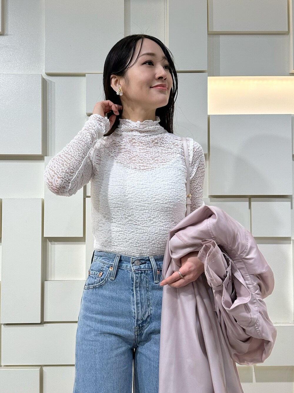 ホワイト系のキャミソール、ホワイト系のTシャツ/カットソー、その他のサンダルを着用したレディースの春コーディネートの5枚目の写真