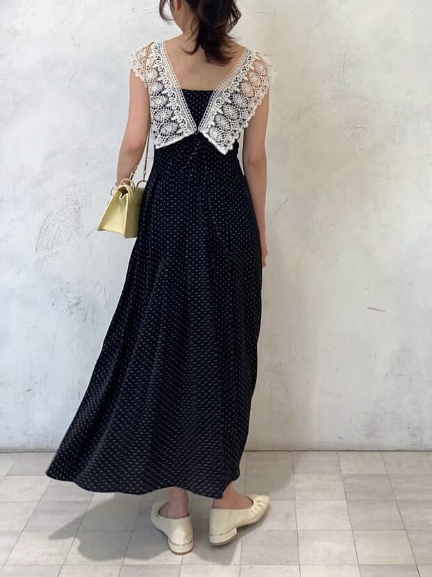 ブラック系のTシャツ/カットソー、ブルー系のテーラードジャケット、イエロー系のショルダーバッグを着用したレディースの春コーディネートの3枚目の写真