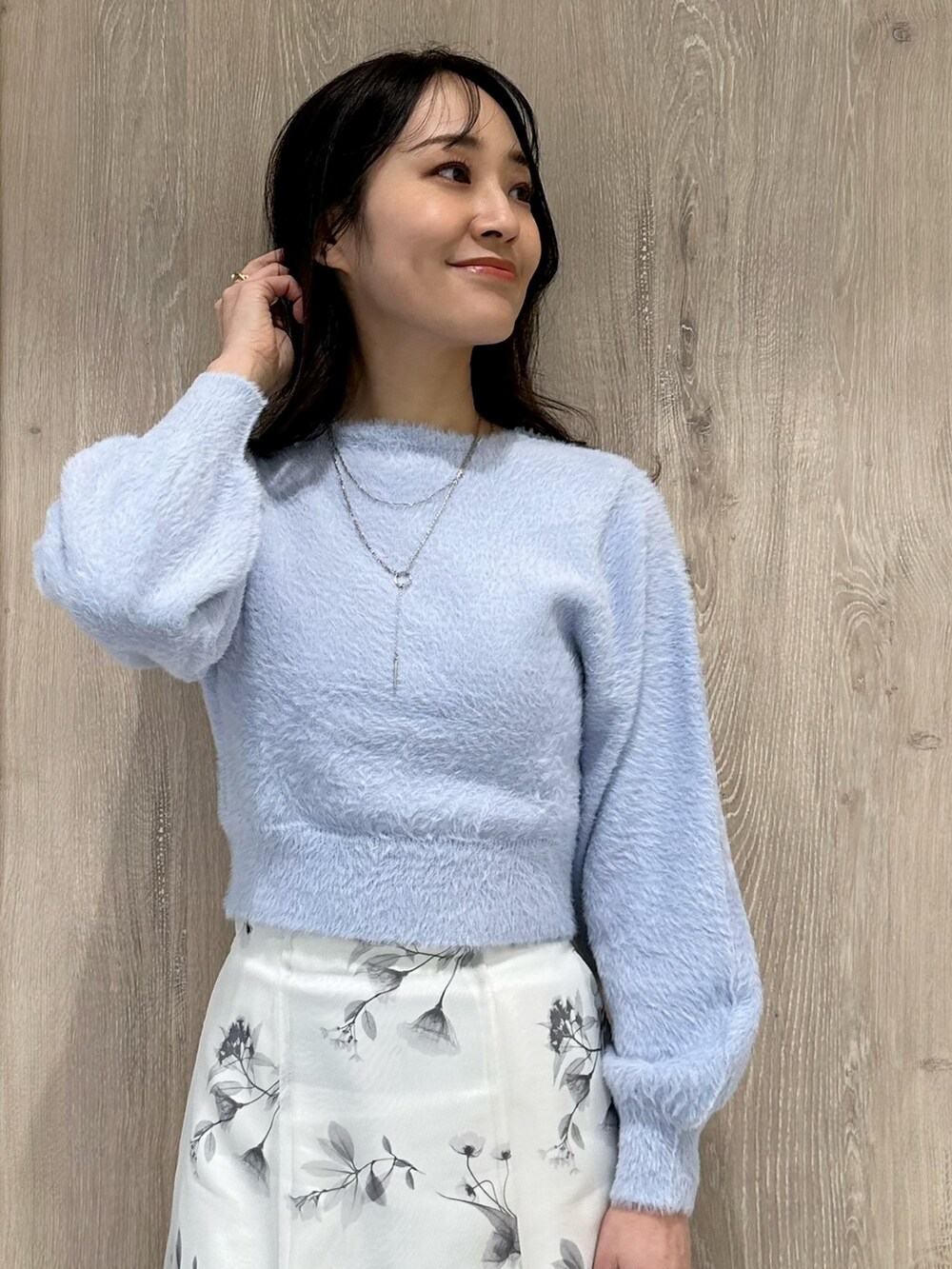 ブラック系のブーツ、ブラック系のショルダーバッグ、ブルー系のカーディガン/ボレロを着用したレディースの冬コーディネートの5枚目の写真