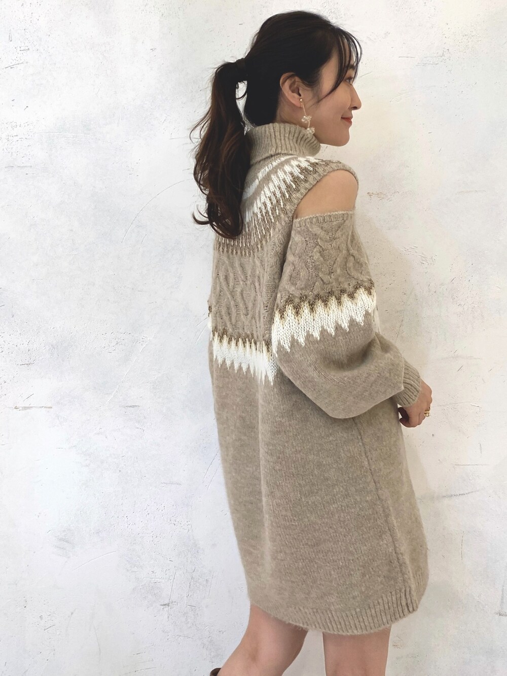 ブラウン系のブーツ、ベージュ系のニット/セーター、ベージュ系のニット/セーターを着用したレディースの秋コーディネートの7枚目の写真