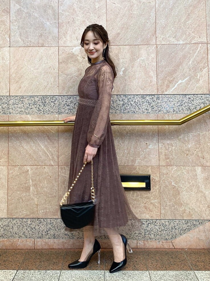 ブラック系のキャミソール、ブラック系のパンプス、ブラック系のハンドバッグを着用したレディースの秋コーディネートの4枚目の写真