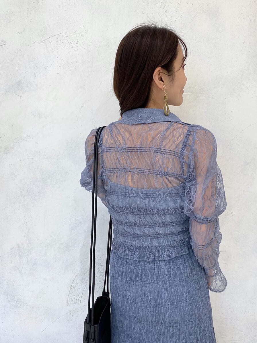 ホワイト系のTシャツ/カットソー、ブルー系のシャツ/ブラウス、ブラック系のその他シューズを着用したレディースの冬コーディネートの7枚目の写真