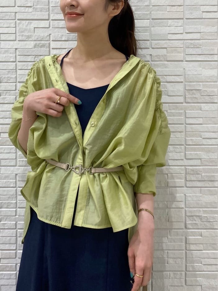 ブラック系のキャミソール、ブラック系のサンダル、イエロー系のシャツ/ブラウスを着用したレディースの春コーディネートの2枚目の写真