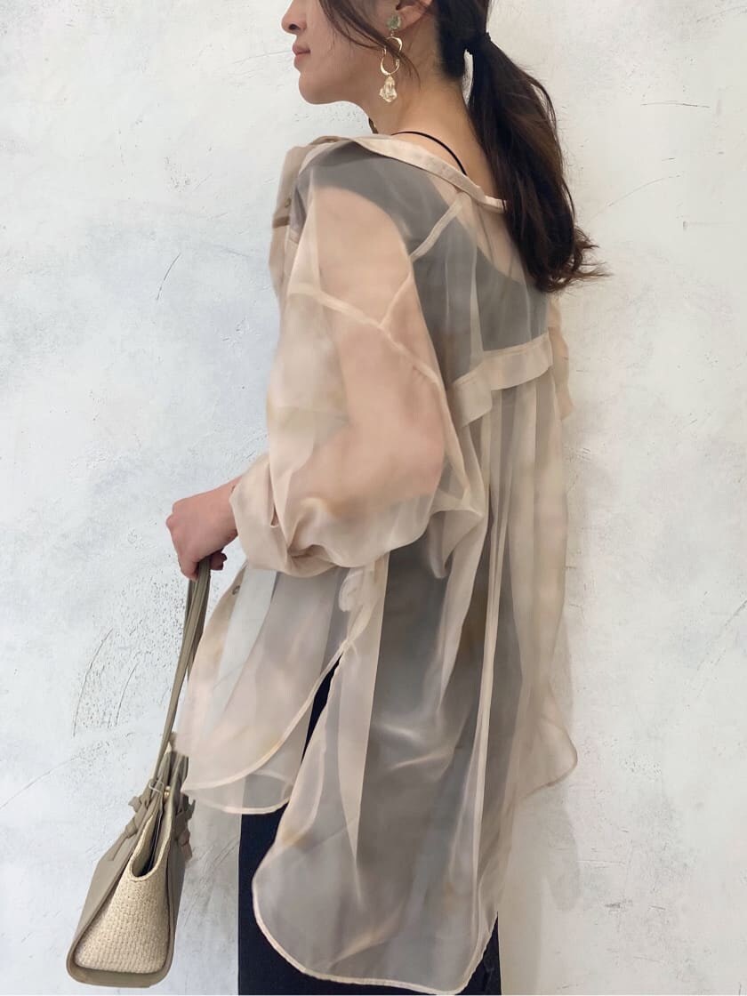 ブラウン系のサンダル、ブラック系のワンピース、ブラック系のキャミソールを着用したレディースの春コーディネートの9枚目の写真