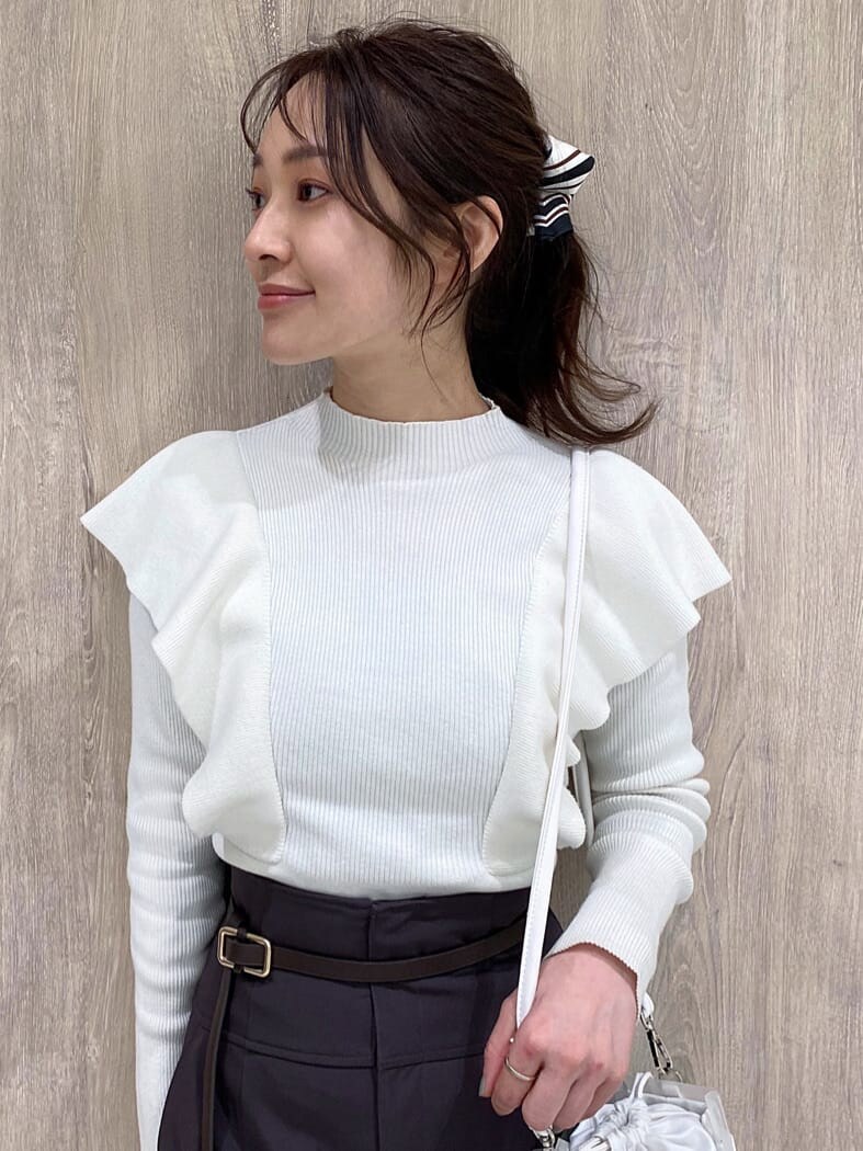 パープル系のスカート、ブラック系のその他シューズ、ホワイト系のニット/セーターを着用したレディースの冬コーディネートの4枚目の写真