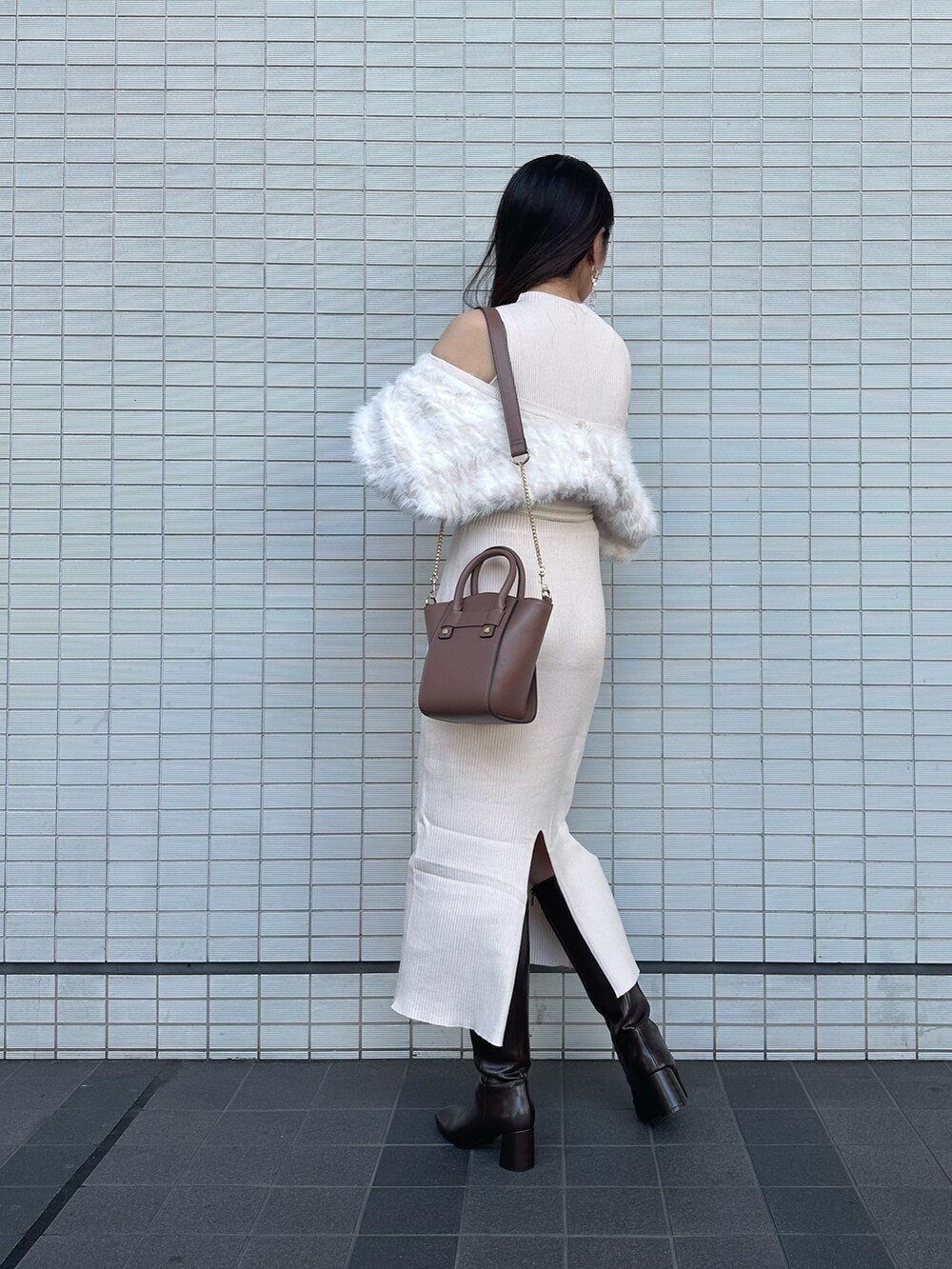 ブラウン系のハンドバッグ、ブラウン系のブーツ、ベージュ系のワンピースを着用したレディースの秋コーディネートの4枚目の写真