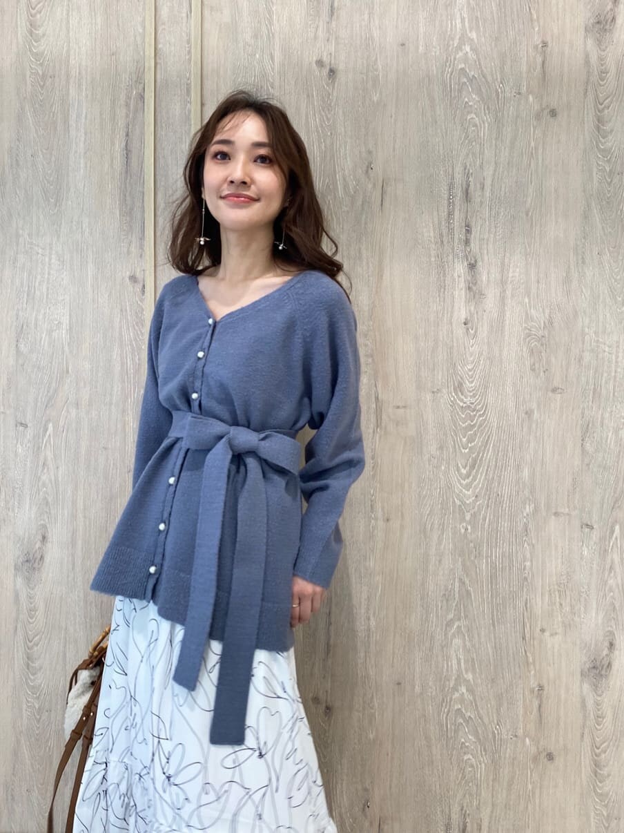 ホワイト系のその他シューズ、ホワイト系のその他アウター、ブルー系のワンピースを着用したレディースの秋コーディネートの7枚目の写真