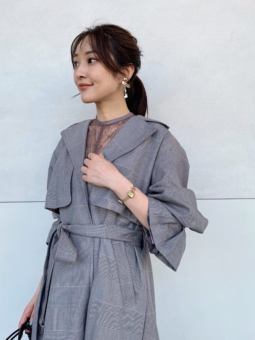 ブラウン系のその他シューズ、その他のチェスターコート、ブラック系のハンドバッグを着用したレディースの秋コーディネートの4枚目の写真