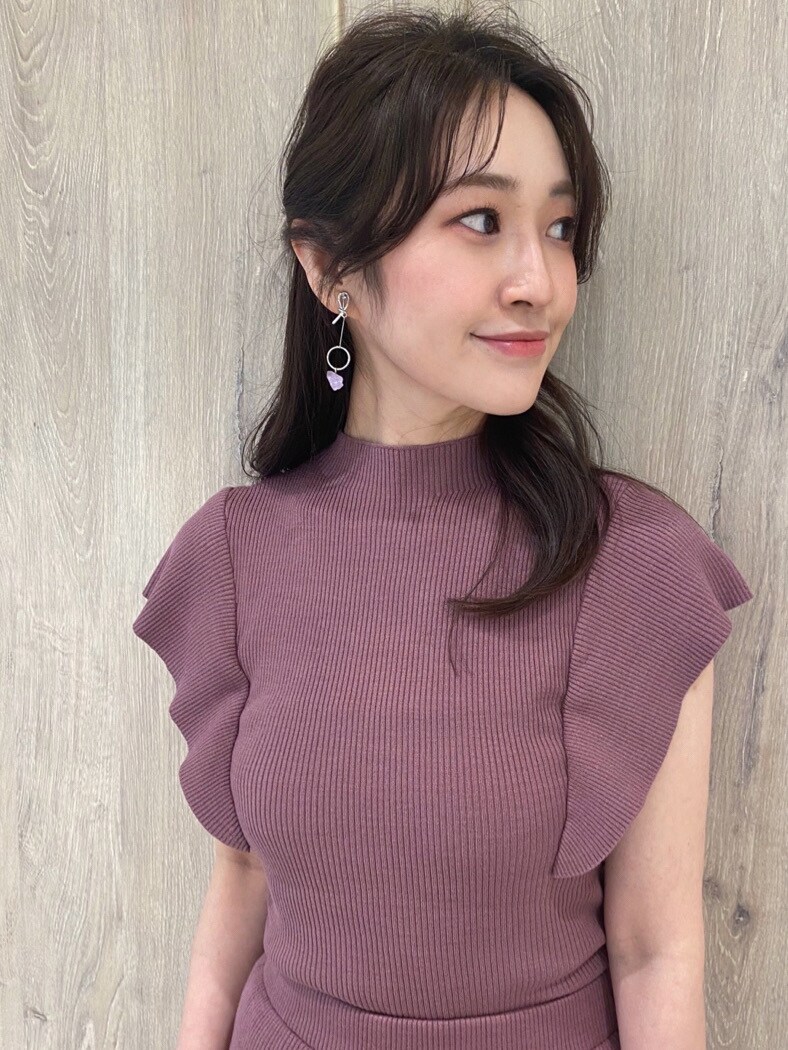 ピンク系のワンピース、その他のサンダル、ベージュ系のクラッチバッグを着用したレディースの春コーディネートの5枚目の写真