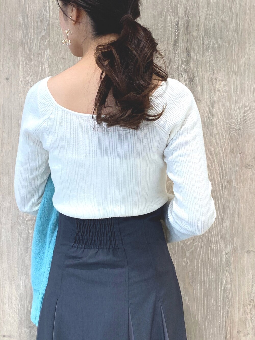 ホワイト系のローファー、グレー系のスカート、グリーン系のカーディガン/ボレロを着用したレディースの冬コーディネートの10枚目の写真