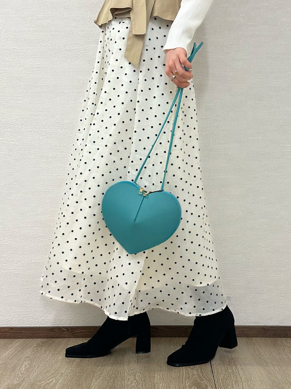 ホワイト系のカーディガン/ボレロ、ベージュ系のワンピース、ホワイト系のニット/セーターを着用したレディースの秋コーディネートの8枚目の写真