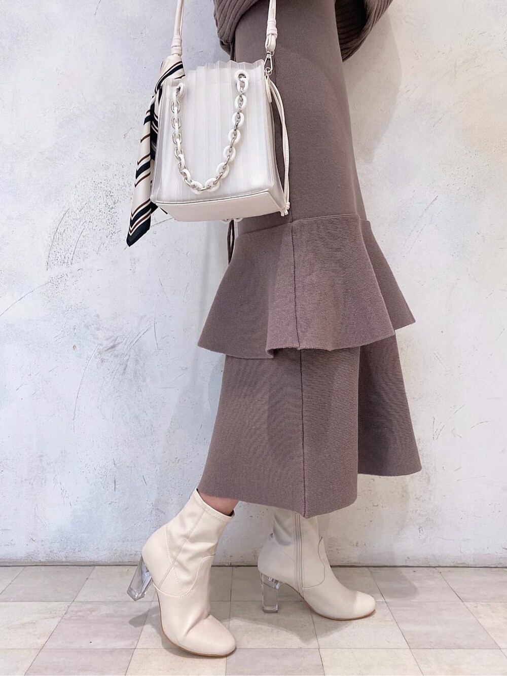 ホワイト系のその他シューズ、ピンク系のワンピース、ホワイト系のハンドバッグを着用したレディースの冬コーディネートの2枚目の写真