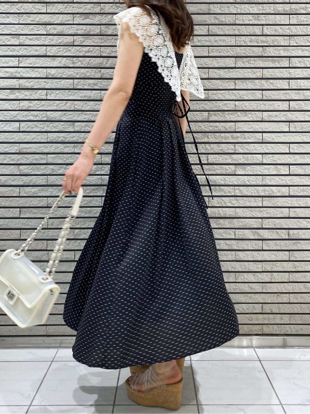 ブラック系のキャミソール、その他のサンダル、ホワイト系のショルダーバッグを着用したレディースの春コーディネートの9枚目の写真