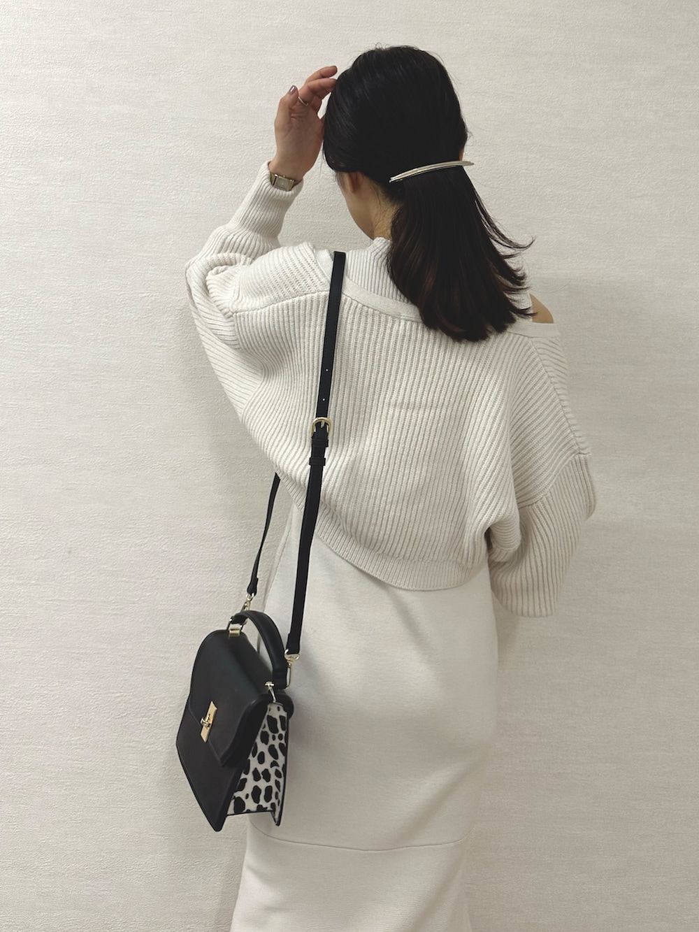 ホワイト系のワンピース、ブラック系のハンドバッグ、ブラック系のローファーを着用したレディースの秋コーディネートの7枚目の写真