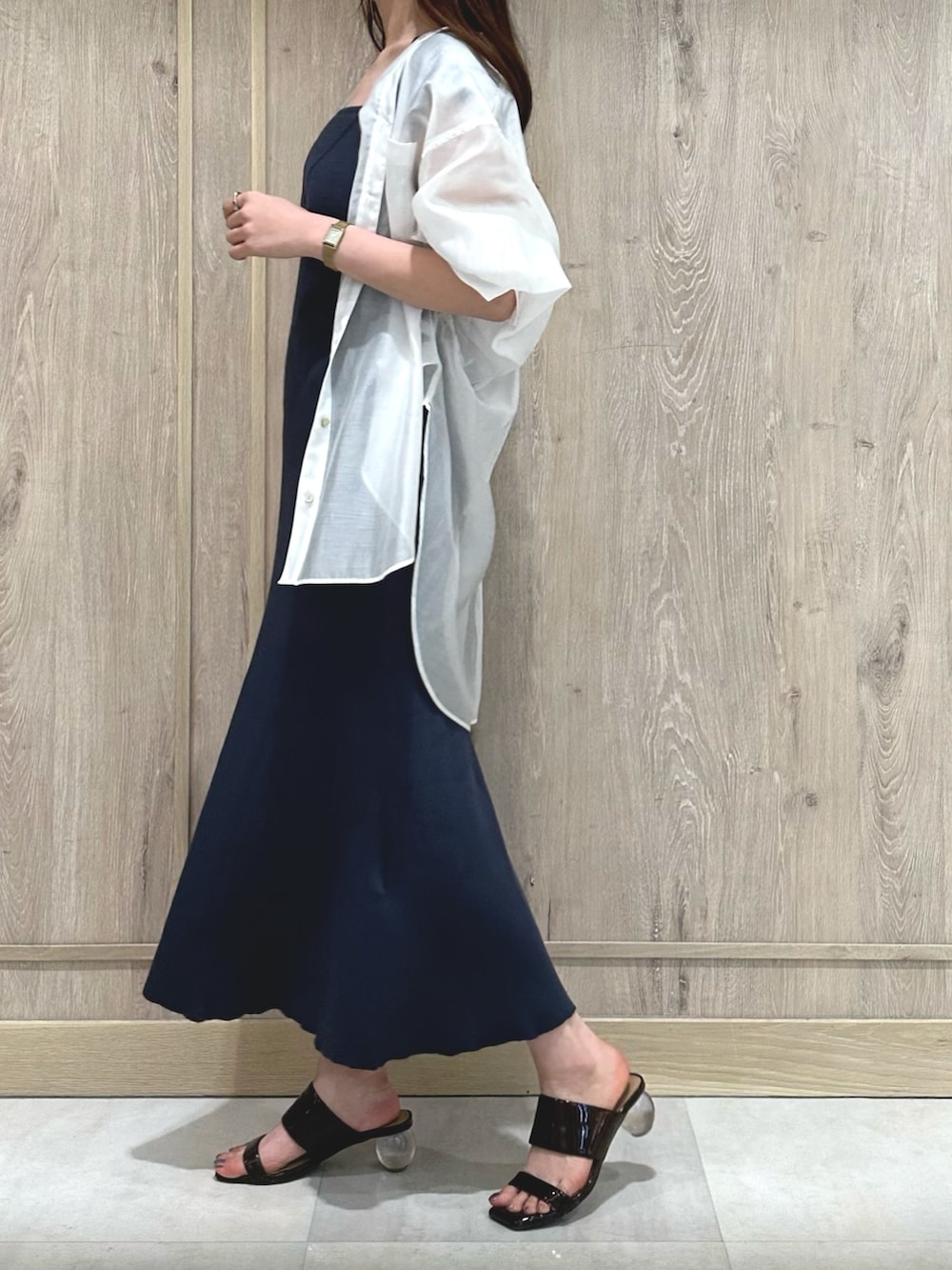 ブラウン系のサンダル、グレー系のワンピース、ホワイト系のシャツ/ブラウスを着用したレディースの夏コーディネートの2枚目の写真