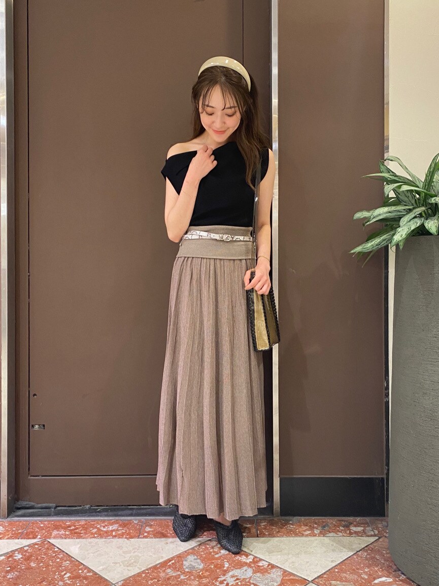 ブラック系のパンプス、ブラック系のハンドバッグを着用したレディースの夏コーディネートの2枚目の写真