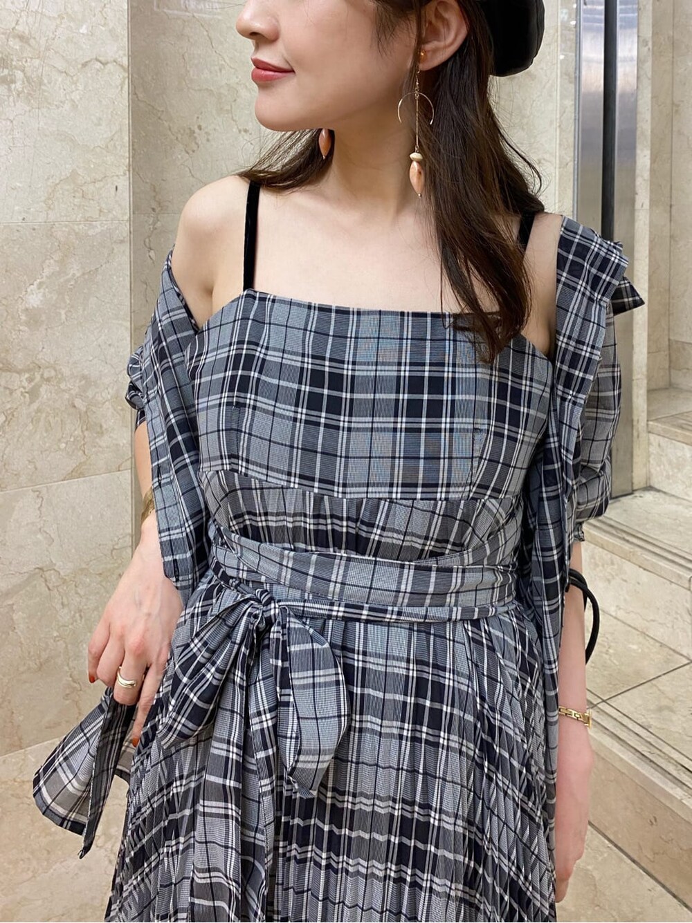 ブラック系のワンピース、ブラウン系のその他シューズ、ブラック系のシャツ/ブラウスを着用したレディースの夏コーディネートの3枚目の写真