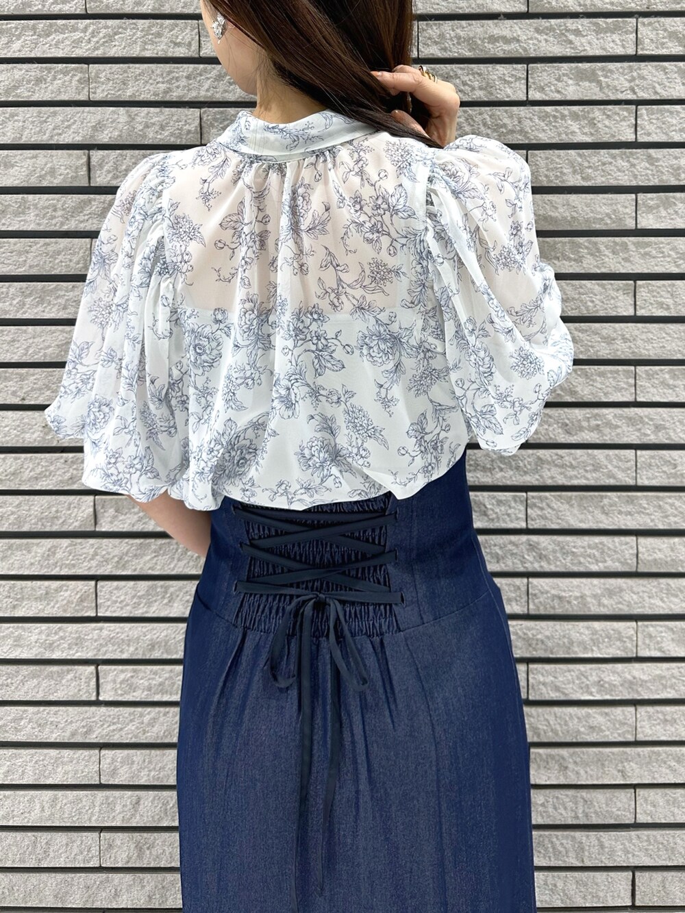 ブルー系のハンドバッグ、ブルー系のスカート、ブルー系のシャツ/ブラウスを着用したレディースの夏コーディネートの7枚目の写真