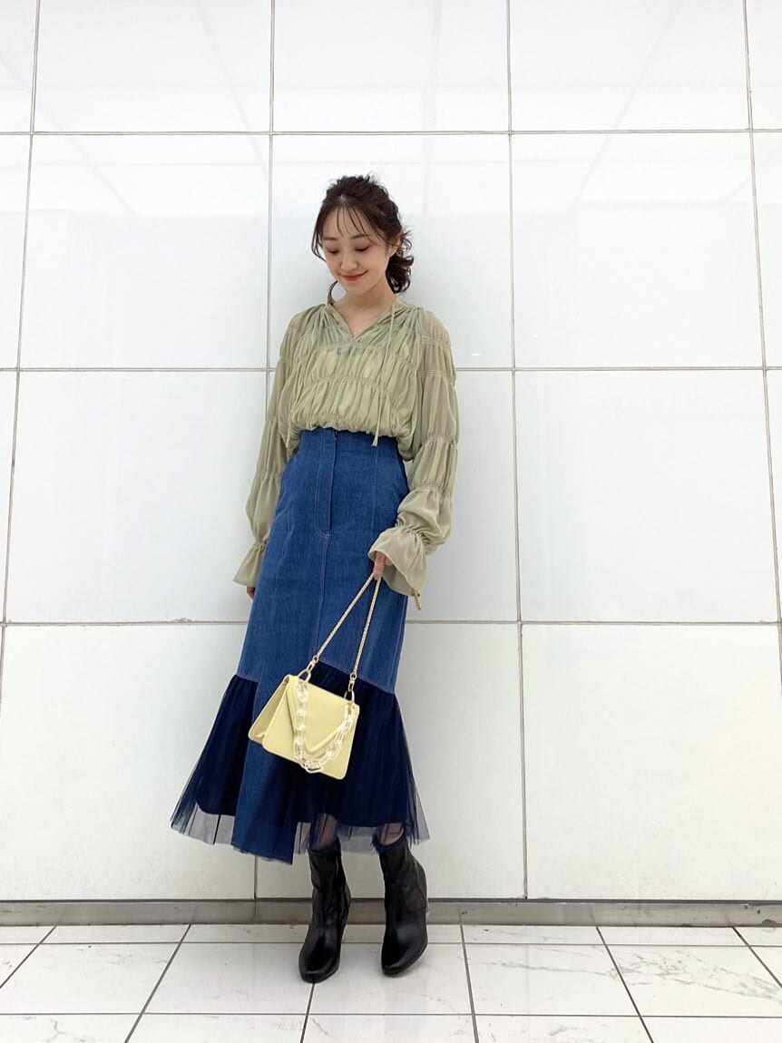 ホワイト系のTシャツ/カットソー、ブルー系のスカート、イエロー系のシャツ/ブラウスを着用したレディースの冬コーディネートの2枚目の写真