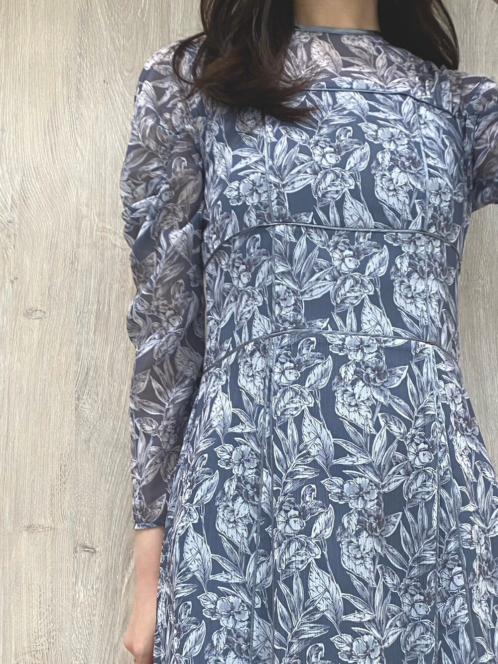 ブラック系のブーツ、グレー系のワンピースを着用したレディースの秋コーディネートの6枚目の写真