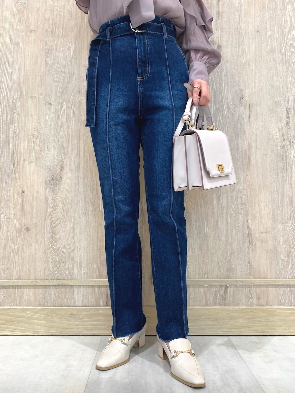 パープル系のシャツ/ブラウス、ホワイト系のチューブトップ、ピンク系のハンドバッグを着用したレディースの冬コーディネートの8枚目の写真