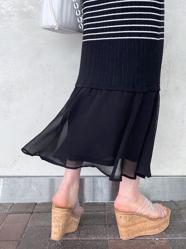 ブラック系のTシャツ/カットソー、ホワイト系のハンドバッグ、その他のサンダルを着用したレディースの春コーディネートの10枚目の写真