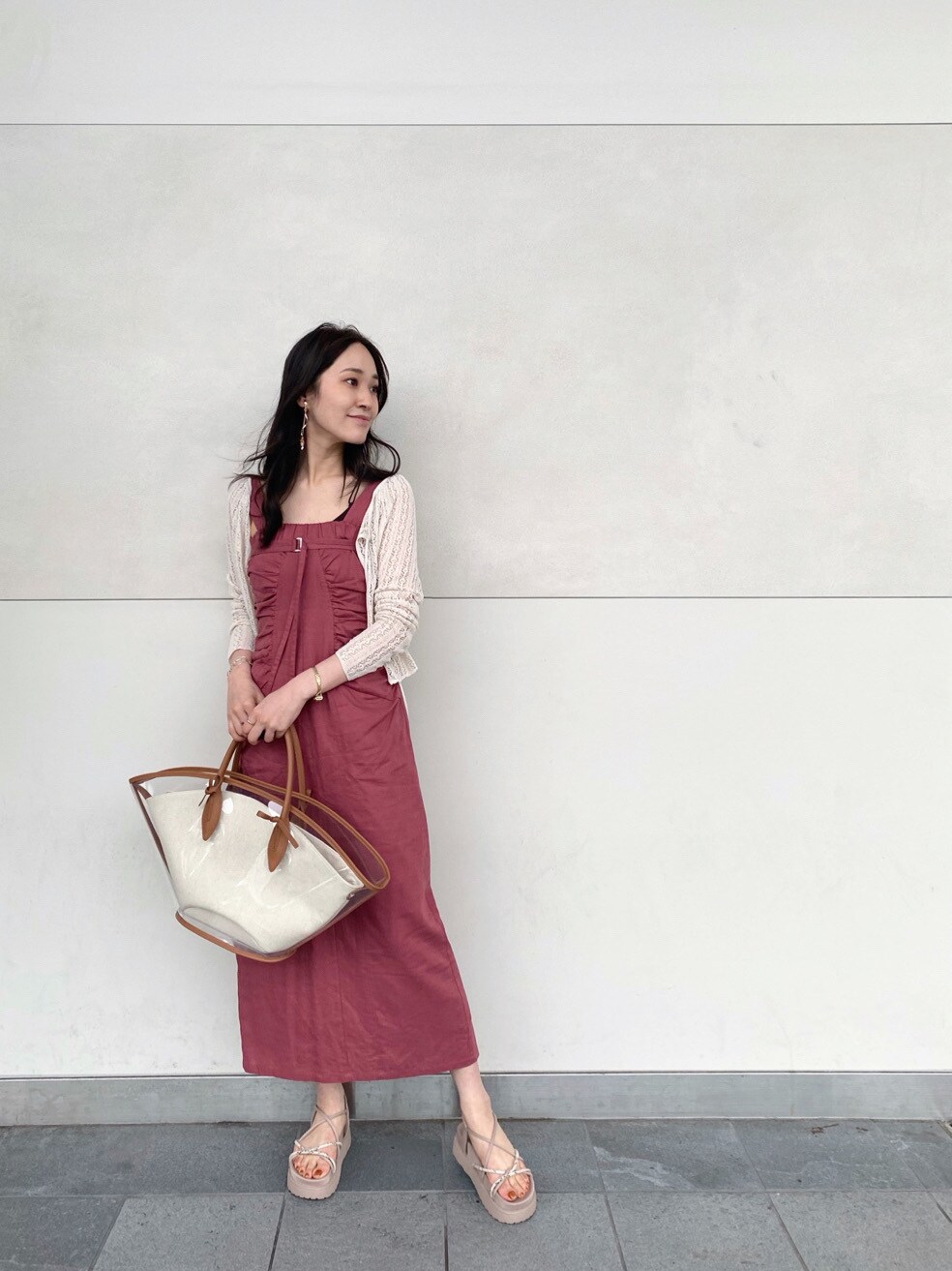 ブラウン系のトートバッグ、レッド系のワンピース、その他のサンダルを着用したレディースの夏コーディネートの2枚目の写真