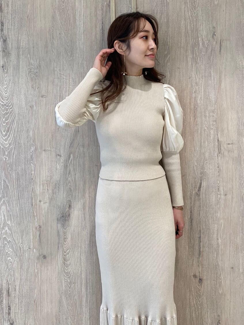 ブラウン系のその他シューズ、ゴールド系のイヤリング、ピンク系の福袋/福箱を着用したレディースの秋コーディネートの8枚目の写真