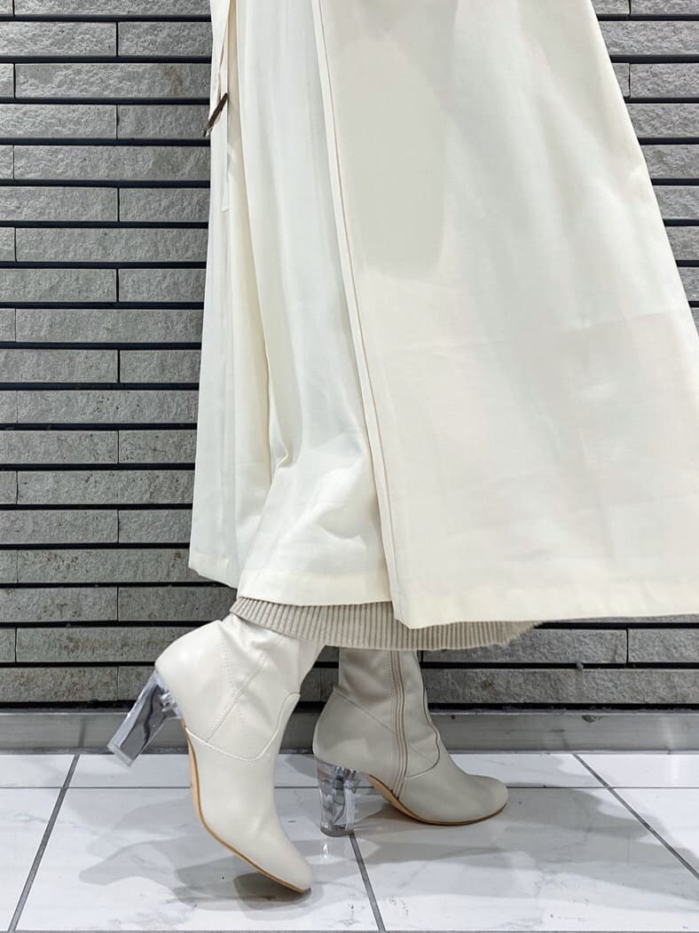 ホワイト系のその他アウター、イエロー系のショルダーバッグ、ベージュ系のワンピースを着用したレディースの冬コーディネートの8枚目の写真