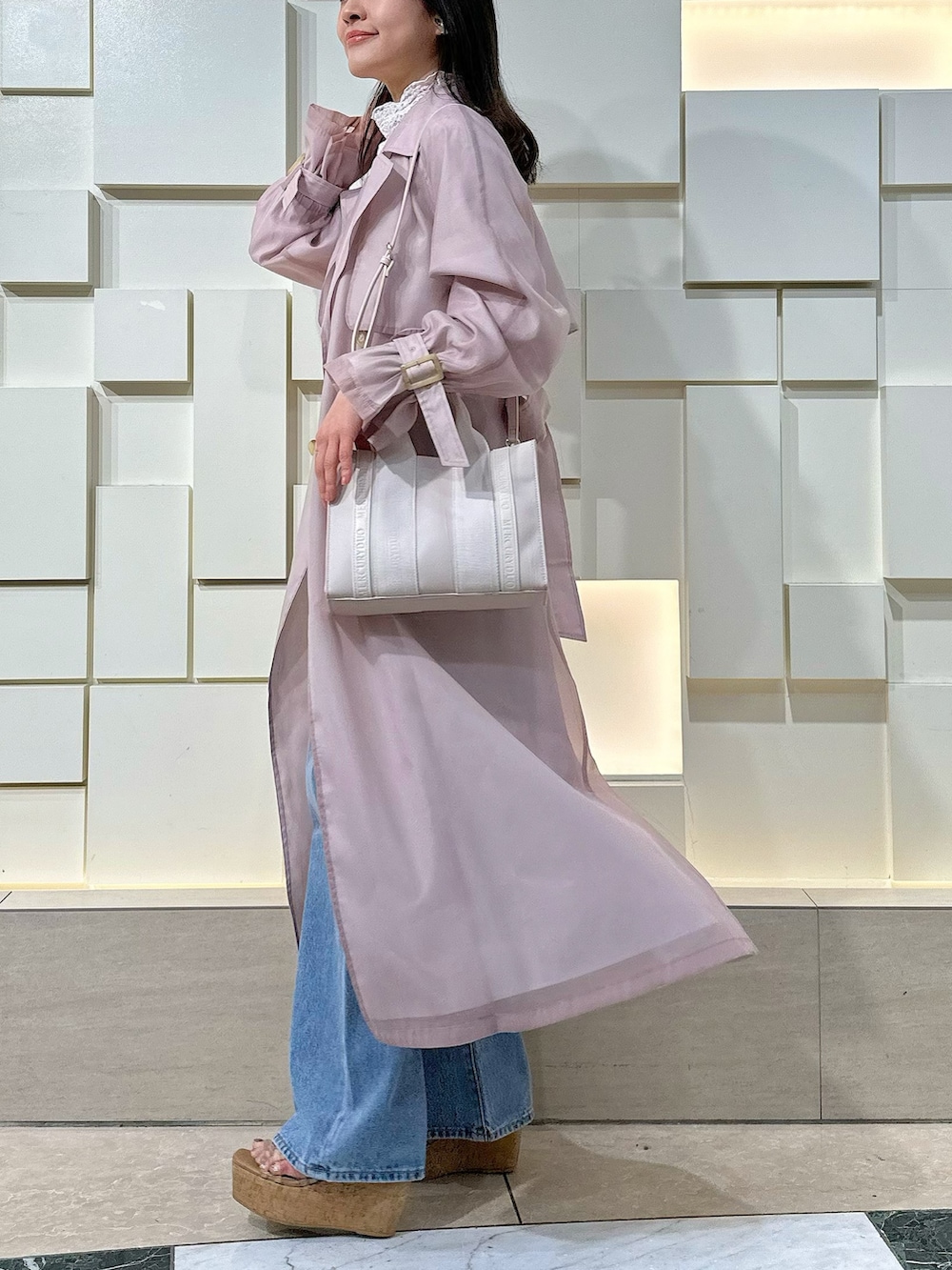 ホワイト系のキャミソール、その他のサンダル、ピンク系のトートバッグを着用したレディースの春コーディネートの3枚目の写真