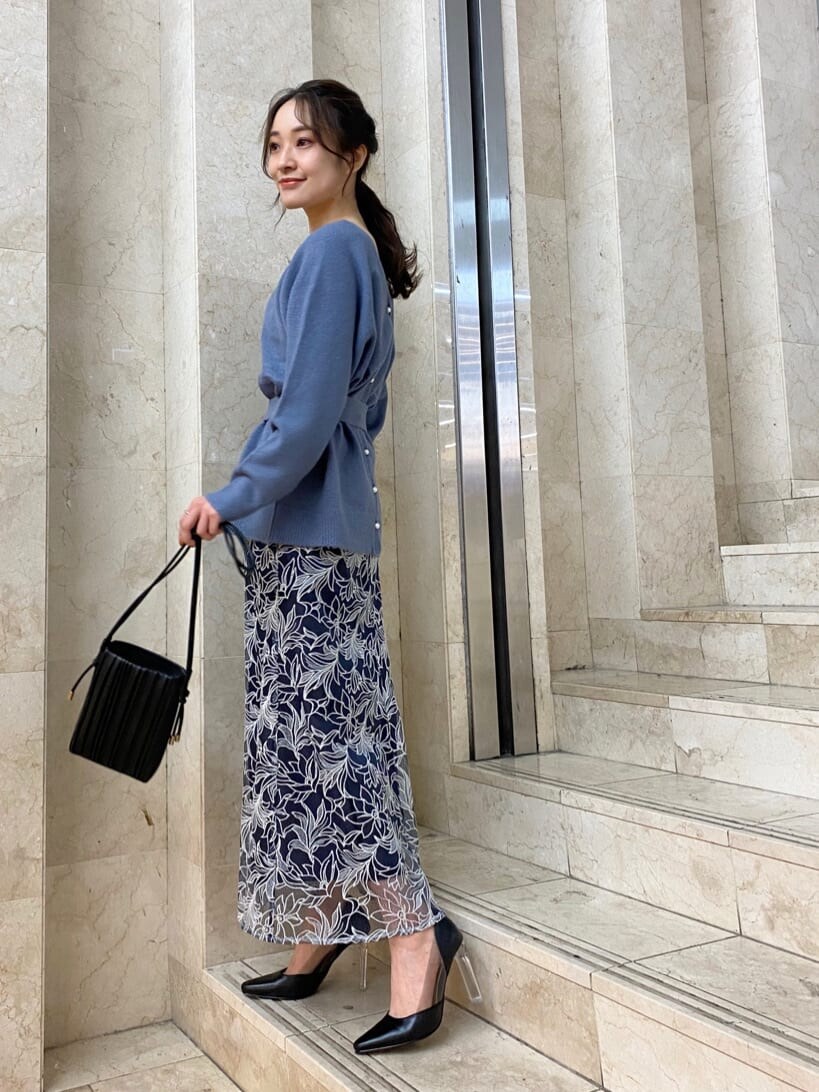 ピンク系のチェスターコート、ブラック系のパンプス、ブラック系のハンドバッグを着用したレディースの秋コーディネートの4枚目の写真