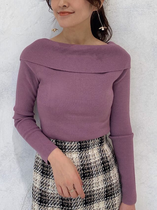 グリーン系のブルゾン、ピンク系のニット/セーター、ホワイト系のブーツを着用したレディースの秋コーディネートの9枚目の写真