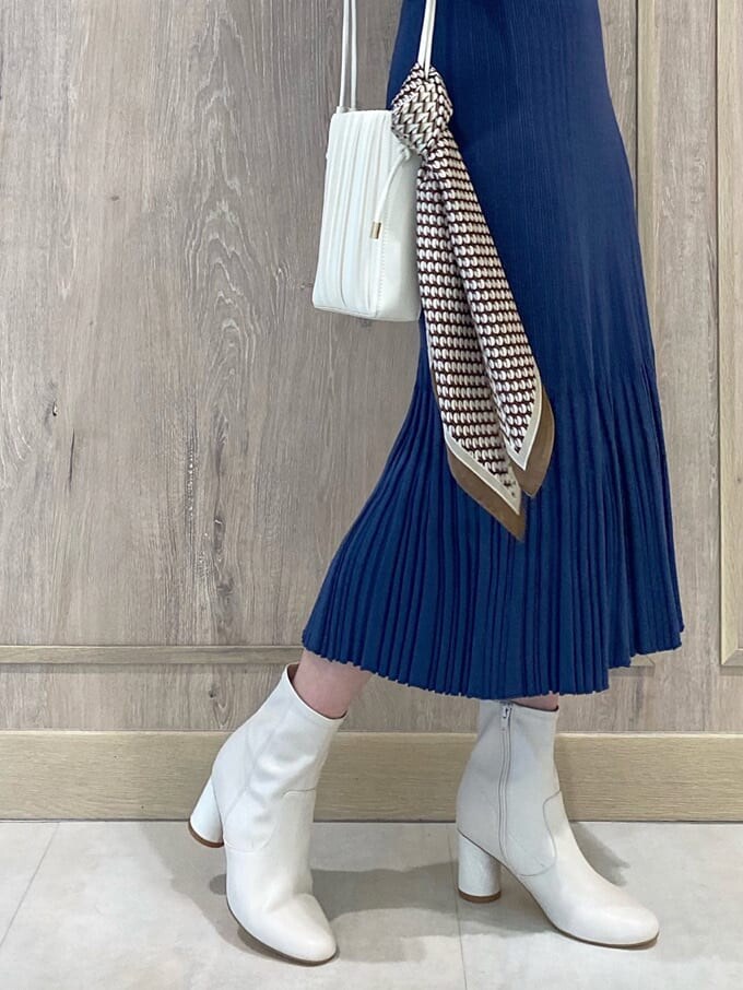 ホワイト系のその他シューズ、ホワイト系のハンドバッグ、ブルー系のワンピースを着用したレディースの秋コーディネートの8枚目の写真