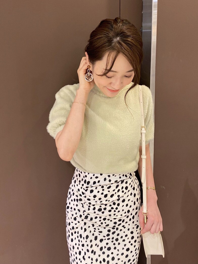 ベージュ系のイヤリングを着用したレディースの秋コーディネートの4枚目の写真