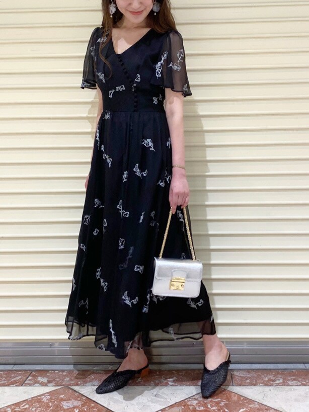 ブラック系のパンプスを着用したレディースの夏コーディネートの2枚目の写真