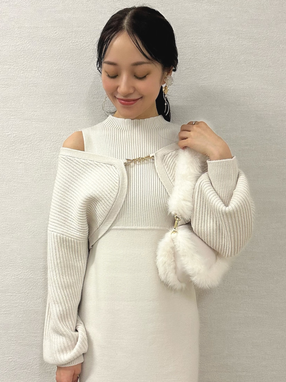 ホワイト系のワンピース、ホワイト系のショルダーバッグ、ホワイト系のブーツを着用したレディースの秋コーディネートの5枚目の写真