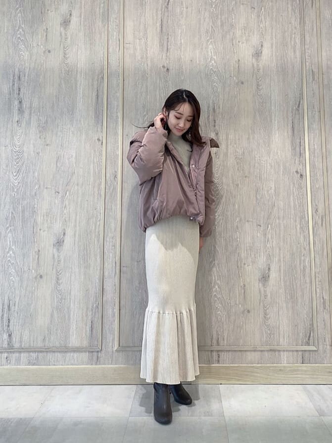 ブラウン系のその他シューズ、ゴールド系のイヤリング、ピンク系の福袋/福箱を着用したレディースの秋コーディネートの2枚目の写真