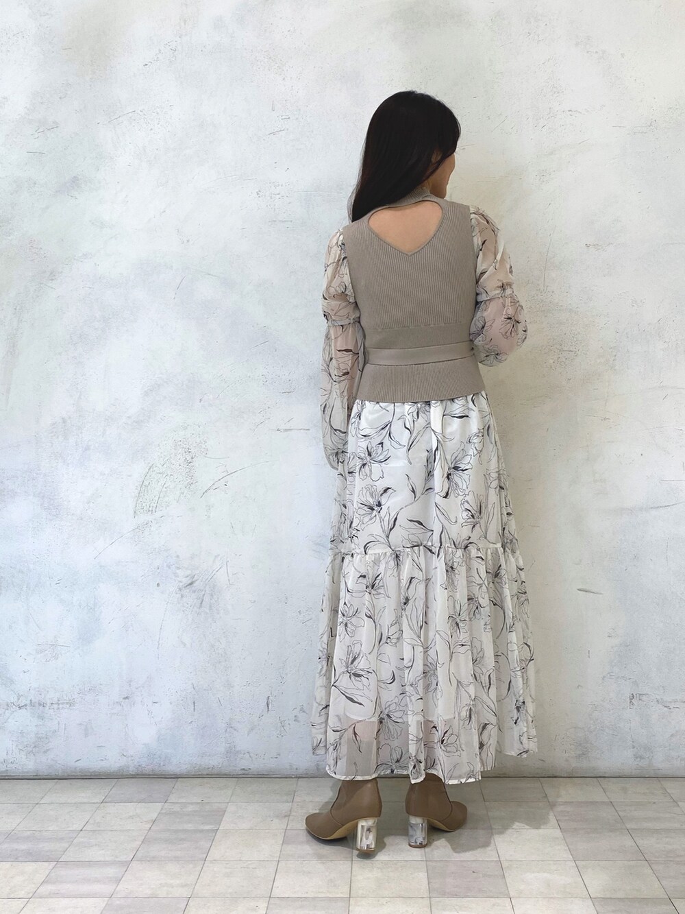 ホワイト系のワンピース、ホワイト系のワンピース、ベージュ系のブーツを着用したレディースの秋コーディネートの4枚目の写真