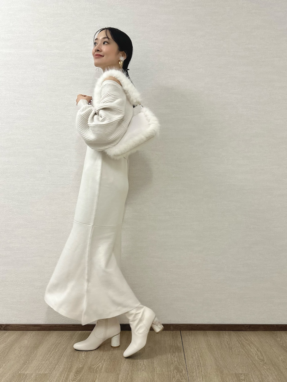 ホワイト系のワンピース、ホワイト系のショルダーバッグ、ホワイト系のブーツを着用したレディースの秋コーディネートの3枚目の写真