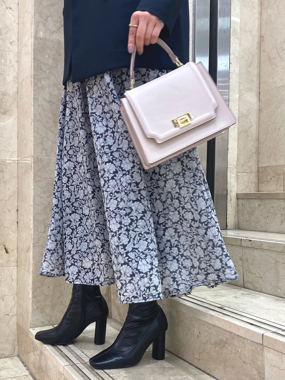 ブラック系のワンピース、ブラック系のブーツ、ブルー系のテーラードジャケットを着用したレディースの冬コーディネートの8枚目の写真