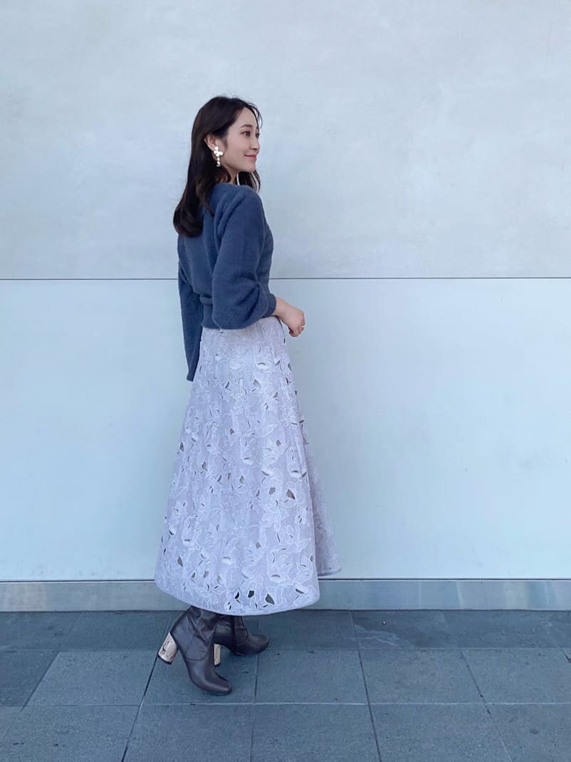 ブラウン系のハンドバッグ、ブラウン系のその他シューズ、ピンク系のスカートを着用したレディースの秋コーディネートの3枚目の写真