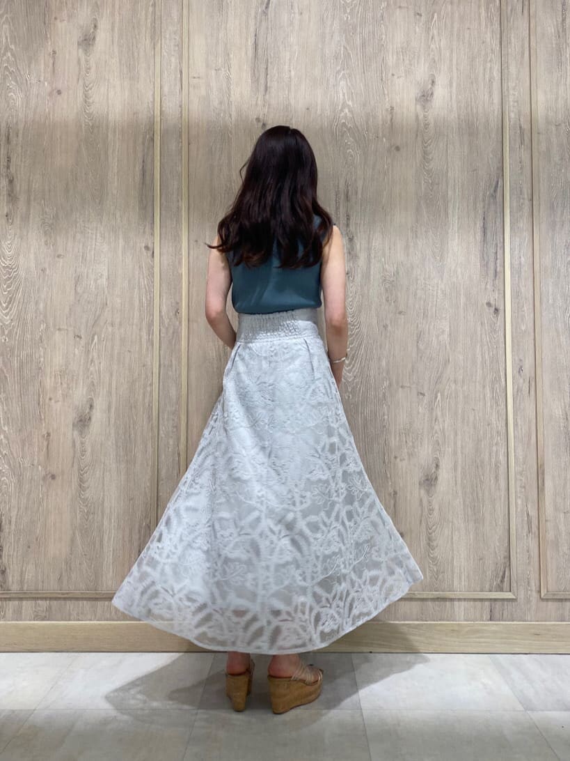 その他のサンダル、グリーン系のスカート、グリーン系のニット/セーターを着用したレディースの夏コーディネートの8枚目の写真