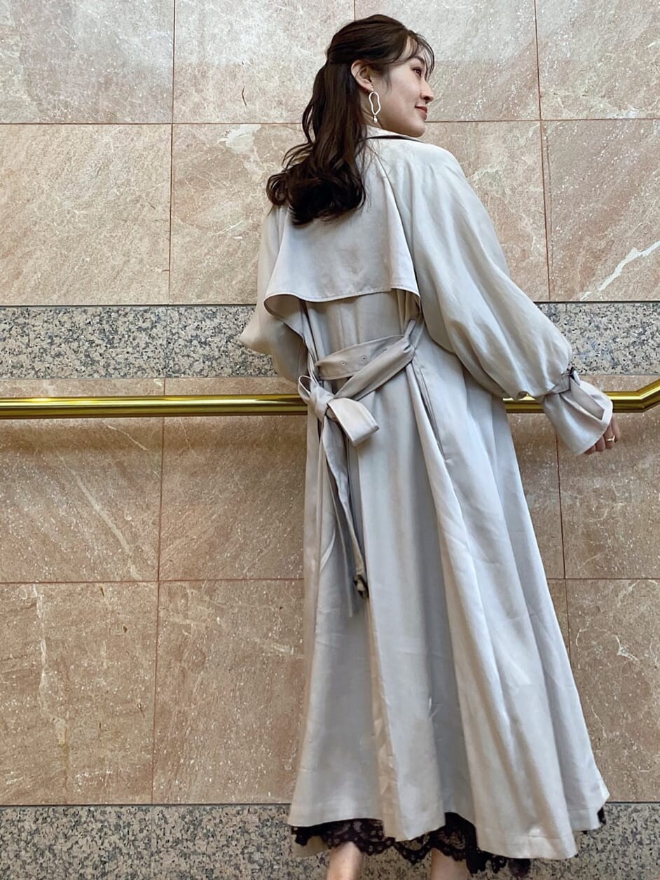 ベージュ系のパンプス、ブラック系のTシャツ/カットソー、ピンク系のその他アウターを着用したレディースの冬コーディネートの4枚目の写真