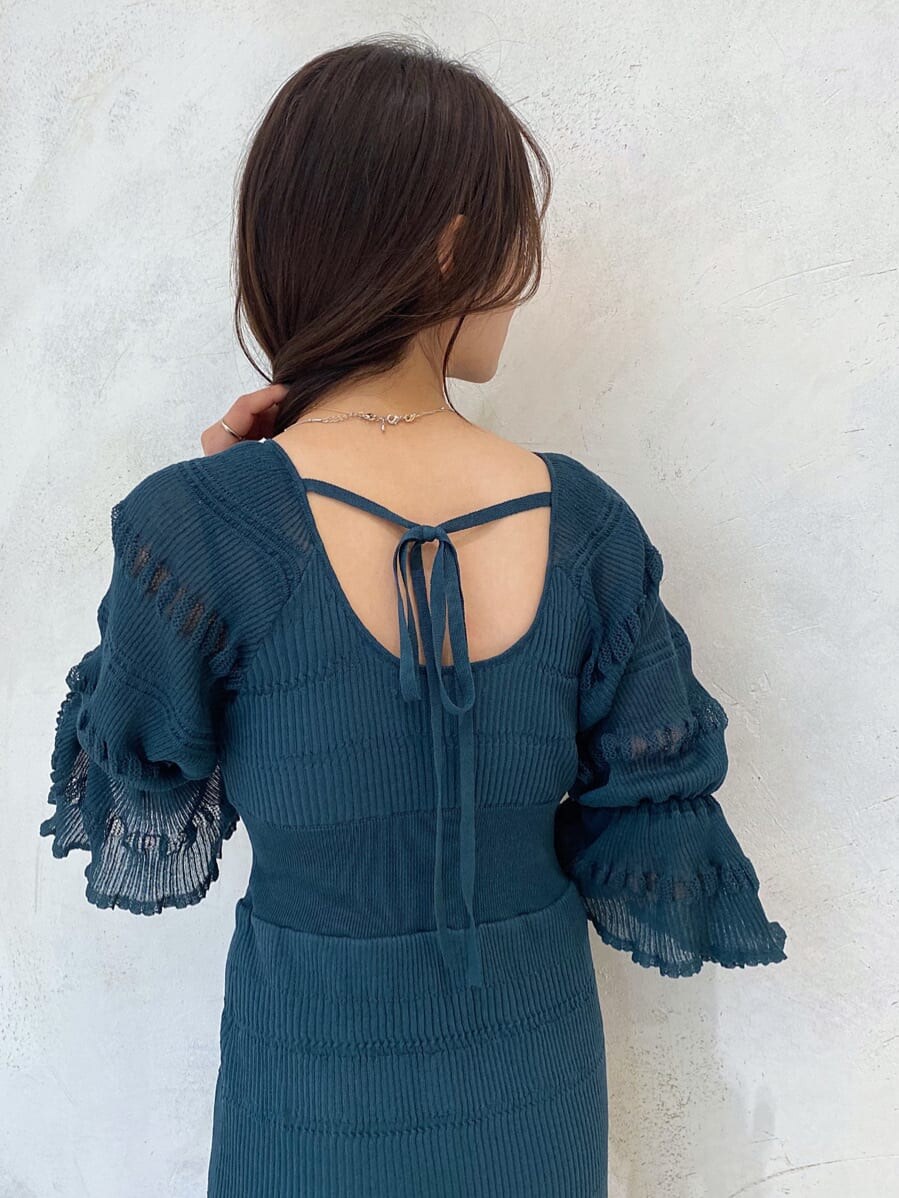 ブラック系のTシャツ/カットソー、グリーン系のワンピース、ホワイト系のその他シューズを着用したレディースの冬コーディネートの6枚目の写真