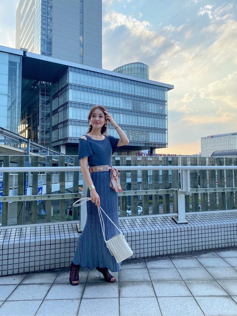 ブルー系のワンピース、ブラウン系のその他シューズ、ホワイト系のハンドバッグを着用したレディースの夏コーディネートの10枚目の写真