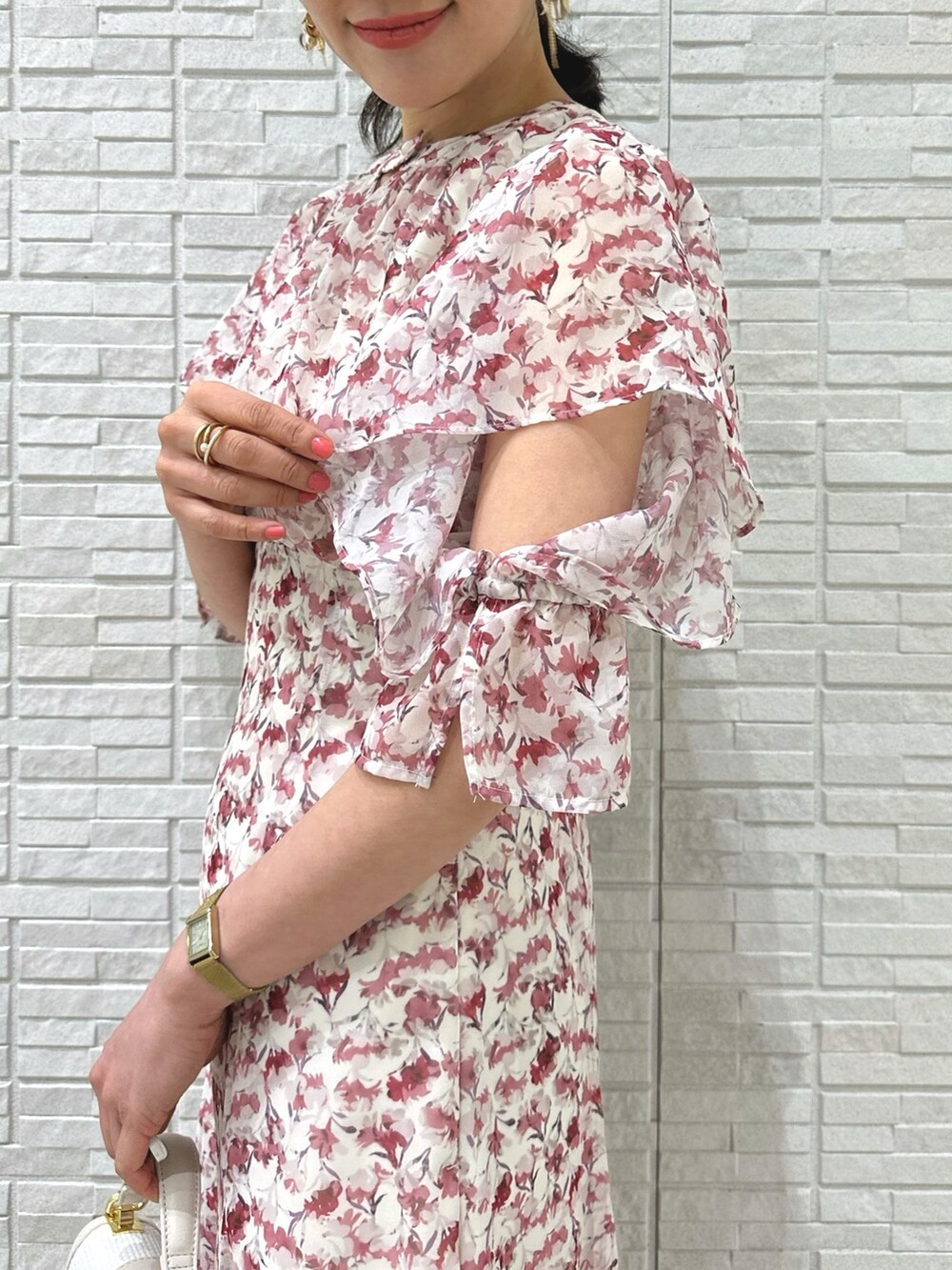 その他のサンダル、ピンク系のワンピース、ホワイト系のハンドバッグを着用したレディースの春コーディネートの8枚目の写真