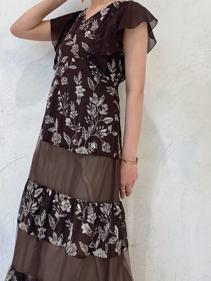 ホワイト系のTシャツ/カットソー、ホワイト系のサンダル、ブラウン系のワンピースを着用したレディースの春コーディネートの6枚目の写真